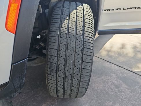 Used 2023 Jeep Grand Cherokee L Laredo image 35