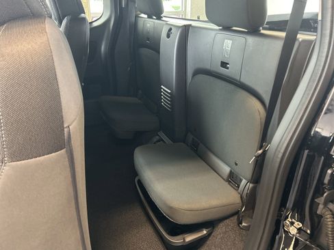 Used 2025 Nissan Frontier SV image 11