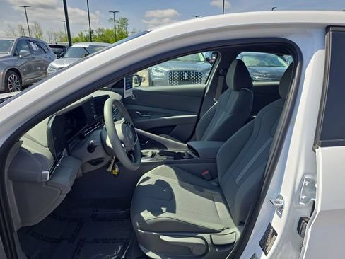 Used 2025 Hyundai Elantra SE FWD image 11