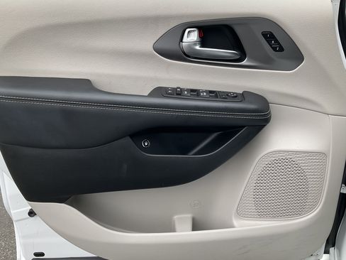 Used 2023 Chrysler Pacifica Touring-L image 24