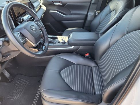 Used 2025 Toyota Highlander XSE image 16