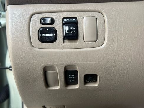 Used 2010 Toyota Sienna LE image 37