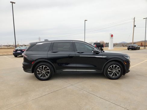 Used 2024 Lincoln Nautilus Premier image 7