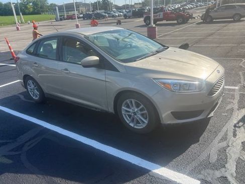 Used 2018 Ford Focus SE FWD image 4