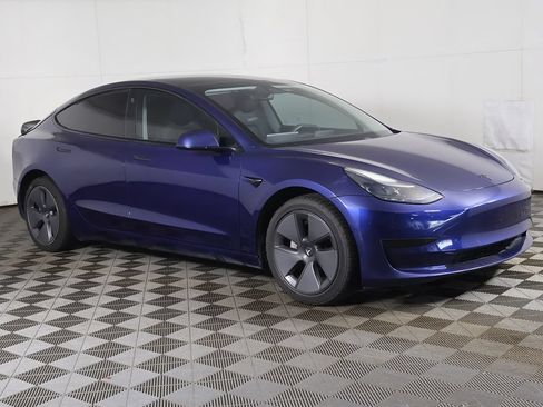 Used 2021 Tesla Model 3 Standard Range Plus RWD image 2