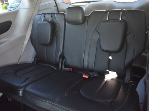 Used 2024 Chrysler Pacifica Touring-L FWD image 16