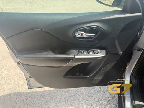 Used 2019 Jeep Cherokee Latitude w/ Popular Appearance Group FWD image 19