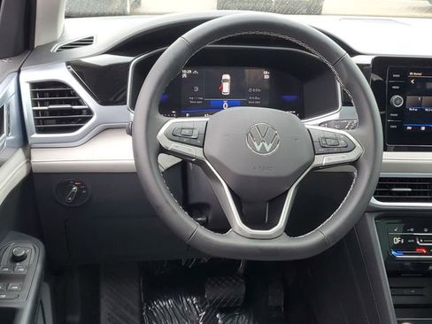 New 2026 Volkswagen Taos SE image 12