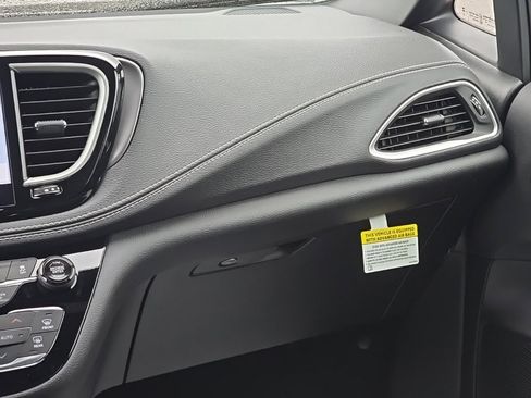 New 2026 Chrysler Pacifica Select image 33