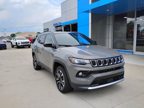 Used 2023 Jeep Compass Limited AWD/4WD image 3