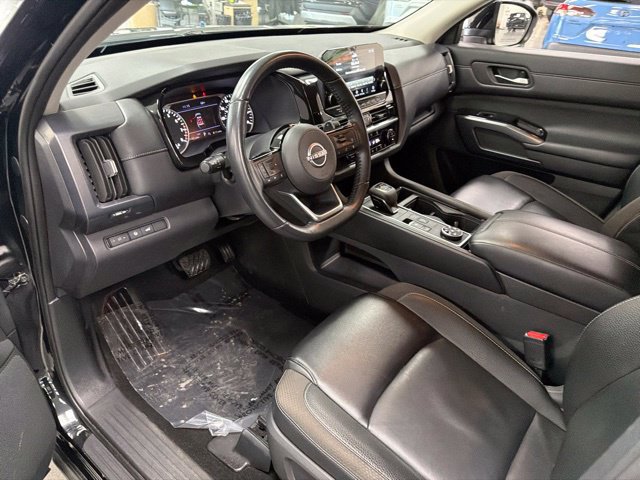 Used 2024 Nissan Pathfinder SL w/ Black Appearance Package AWD/4WD image 17