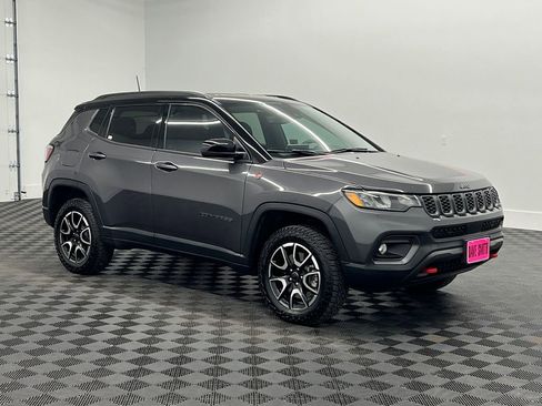Used 2024 Jeep Compass Trailhawk w/ Trailhawk Convenience Group AWD/4WD image 7