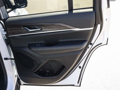 New 2026 Jeep Grand Cherokee Altitude image 19