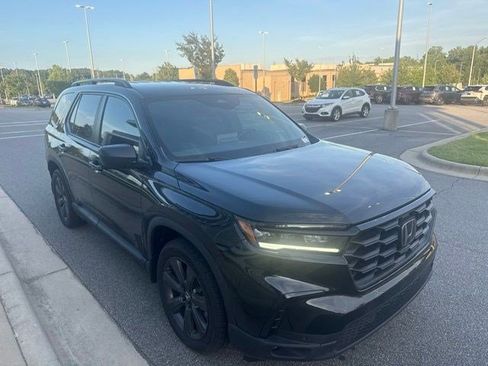 Used 2025 Honda Pilot Sport image 4