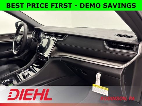New 2025 Jeep Grand Cherokee L Limited w/ Black Appearance Package AWD/4WD image 18