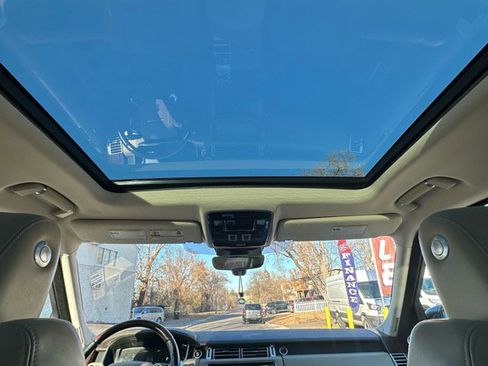 Used 2017 Land Rover Range Rover HSE image 14