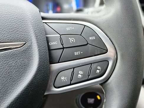 Used 2023 Chrysler Pacifica Touring-L image 18