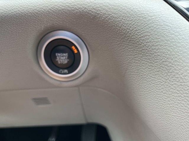 Used 2023 Chrysler Pacifica Touring-L FWD image 39