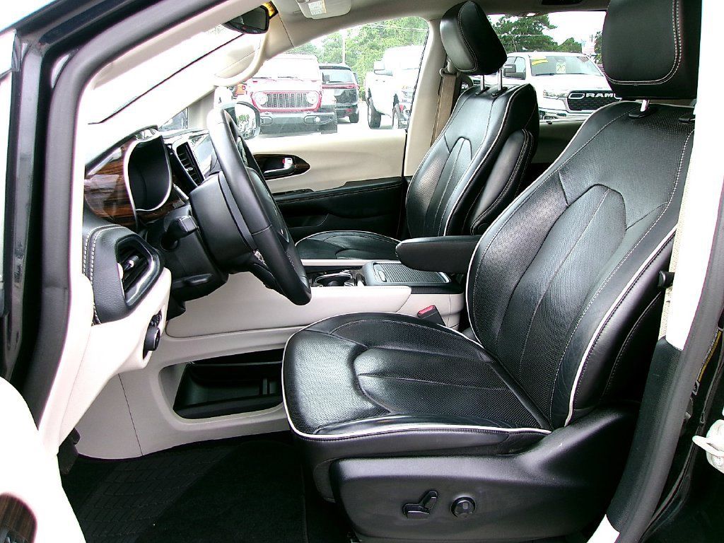 Used 2024 Chrysler Pacifica Limited FWD image 8