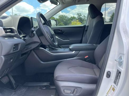 Used 2024 Toyota Highlander LE FWD image 19