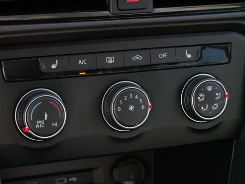 Certified 2022 Volkswagen Taos SE image 23