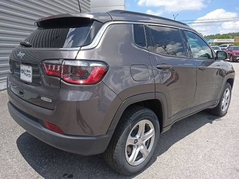 Used 2024 Jeep Compass Latitude AWD/4WD image 3
