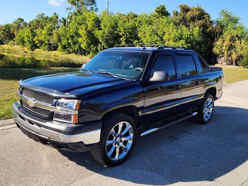 Used 2005 Chevrolet Avalanche LS w/ Preferred Equipment Group image 2