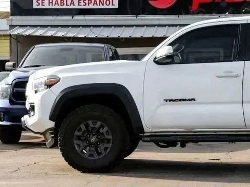 Used 2021 Toyota Tacoma SR5 w/ Trail Edition image 16