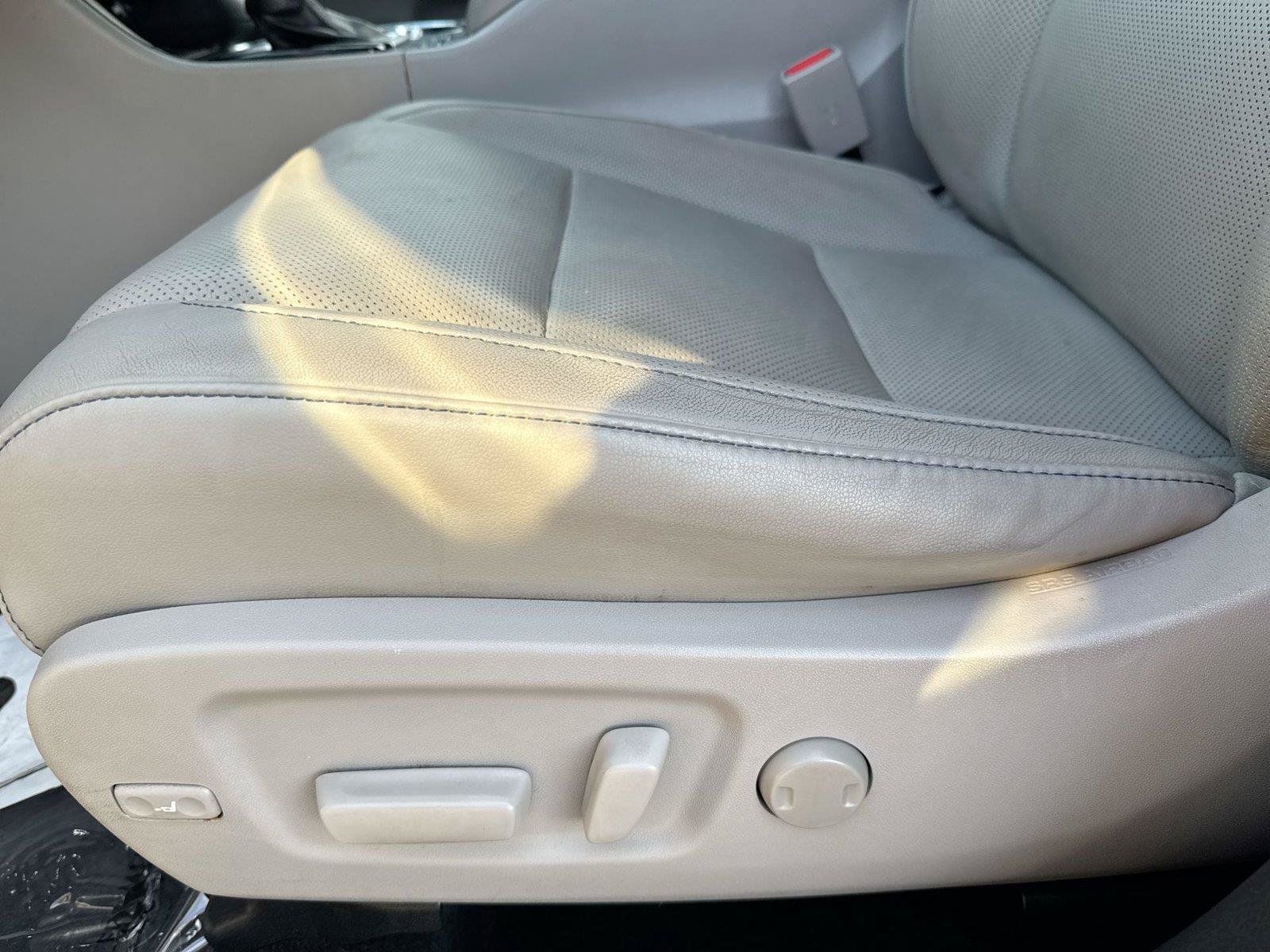 Used 2019 Toyota Highlander Limited Platinum FWD image 4