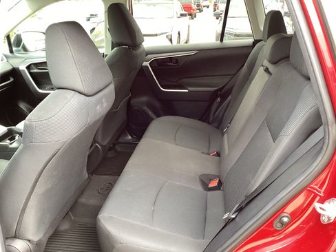 Used 2021 Toyota RAV4 LE FWD image 13
