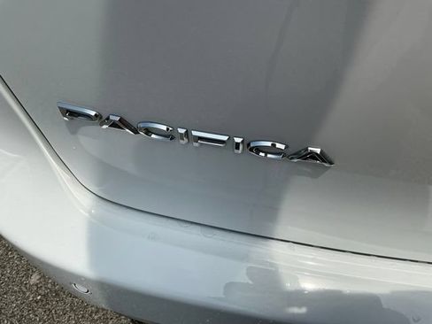 Used 2025 Chrysler Pacifica Select FWD image 5