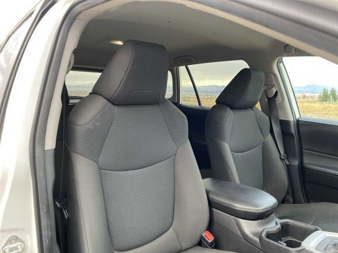 Used 2022 Toyota RAV4 LE image 17