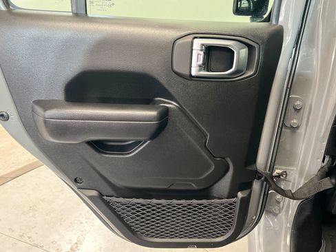 Used 2023 Jeep Gladiator Rubicon w/ LED Lighting Group AWD/4WD image 18
