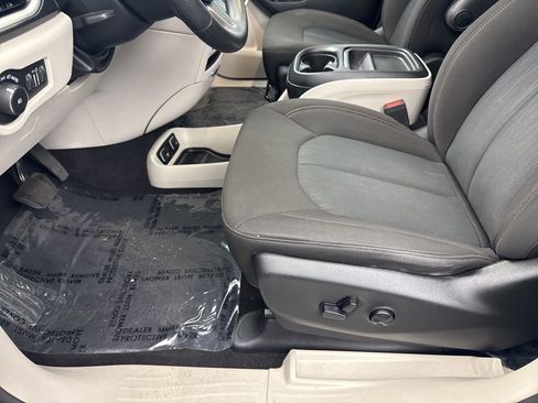 Used 2020 Chrysler Pacifica Touring image 31