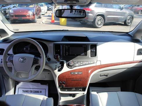 Used 2013 Toyota Sienna XLE w/ Entertainment Pkg FWD image 14