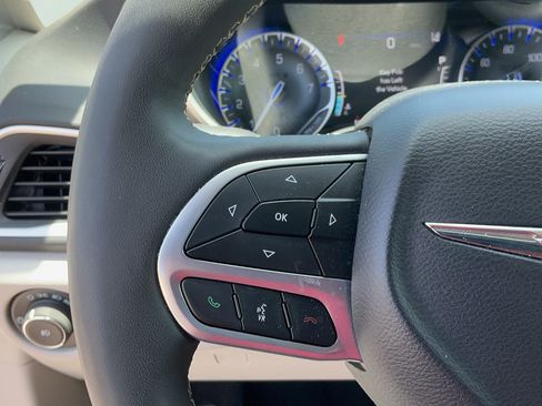 Used 2024 Chrysler Pacifica Touring-L FWD image 19