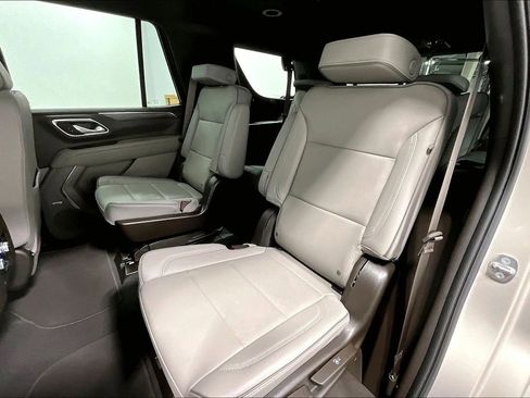Used 2023 GMC Yukon SLT w/ SLT Luxury Package image 34