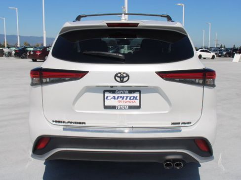 Used 2023 Toyota Highlander XSE AWD/4WD image 4
