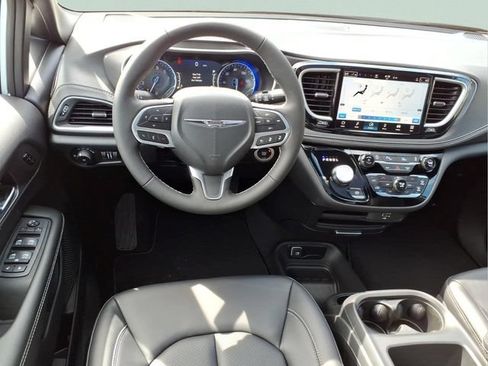 New 2026 Chrysler Pacifica Select AWD/4WD image 11