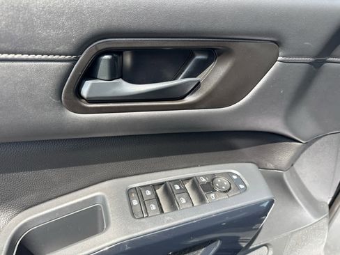Used 2025 Nissan Pathfinder SV AWD/4WD image 10