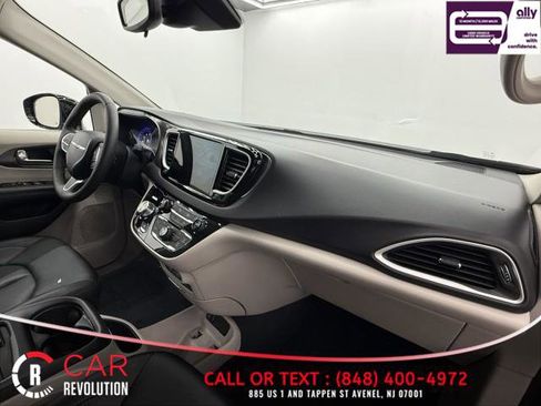 Used 2024 Chrysler Pacifica Touring-L FWD image 52
