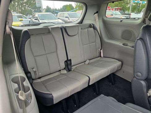 Used 2018 Kia Sedona SX image 23