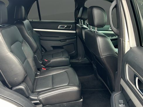 Used 2017 Ford Explorer XLT w/ Equipment Group 202A AWD/4WD image 20