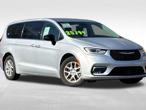 Used 2024 Chrysler Pacifica Touring-L image 2