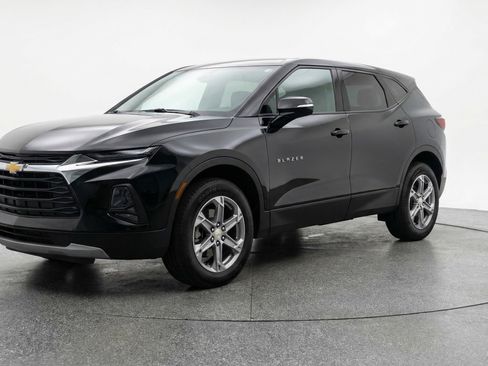 Used 2025 Chevrolet Blazer LT image 3
