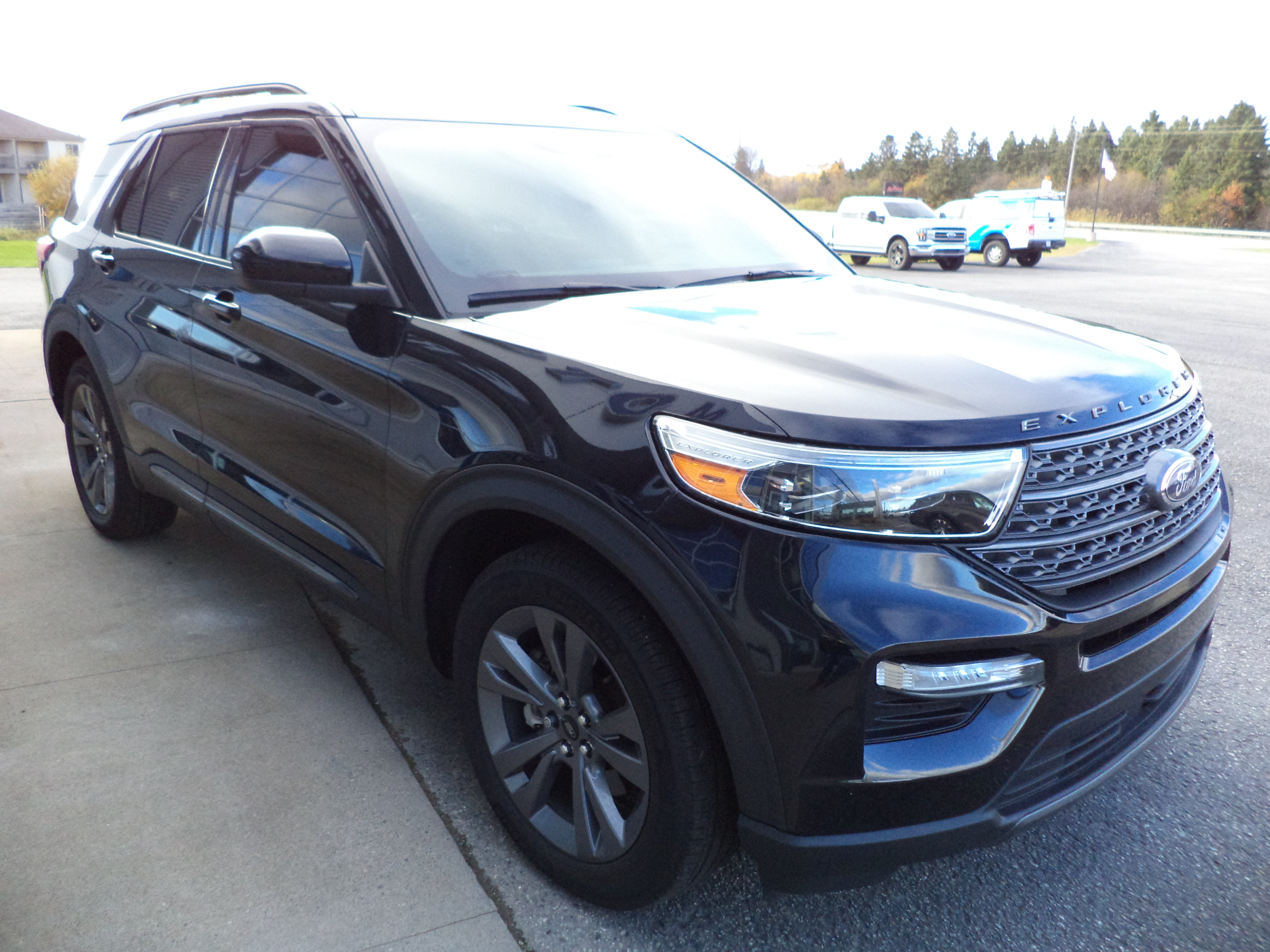 Used 2023 Ford Explorer XLT w/ Equipment Group 202A AWD/4WD image 9