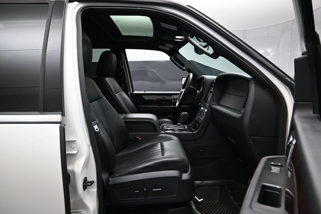 Used 2016 Lincoln Navigator Reserve AWD/4WD image 24