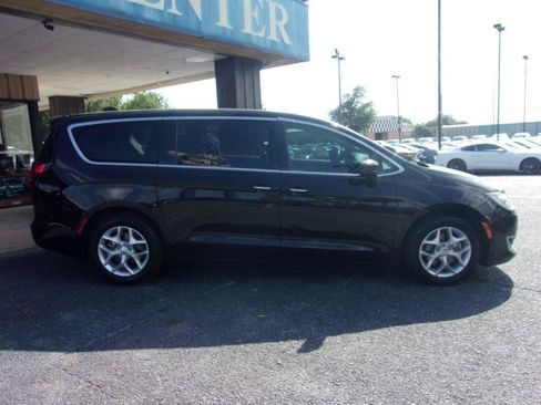 Used 2018 Chrysler Pacifica Touring Plus w/ Tire & Wheel Group FWD image 4