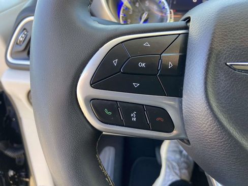 Used 2024 Chrysler Pacifica Touring-L image 20