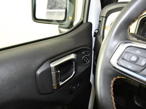 Used 2025 Jeep Wrangler Unlimited Sahara AWD/4WD image 33